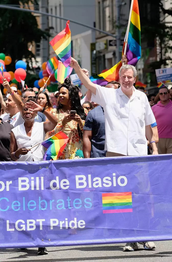 Meras Billas de Blasio 2017 m. birželio 25 d. Niujorke dalyvauja „New York City Gay Pride 2017“ eitynėse.