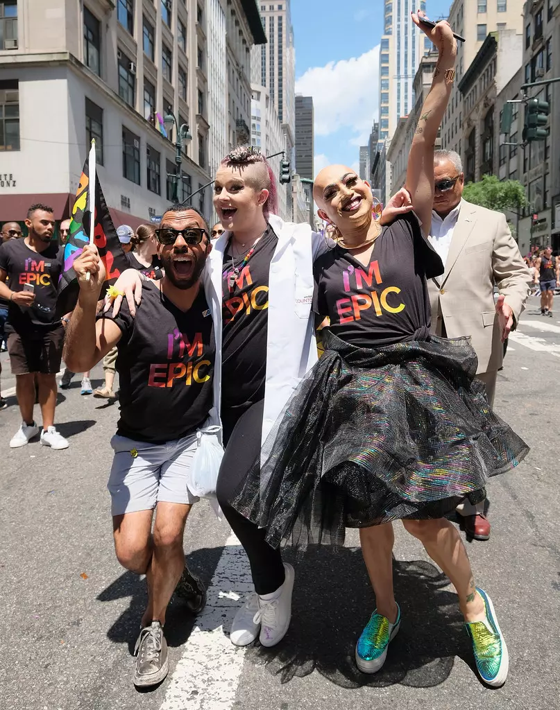 Kelly Osbourne (C) ir svečiai 2017 m. birželio 25 d. Niujorke dalyvauja „New York City Gay Pride 2017“ eitynėse.