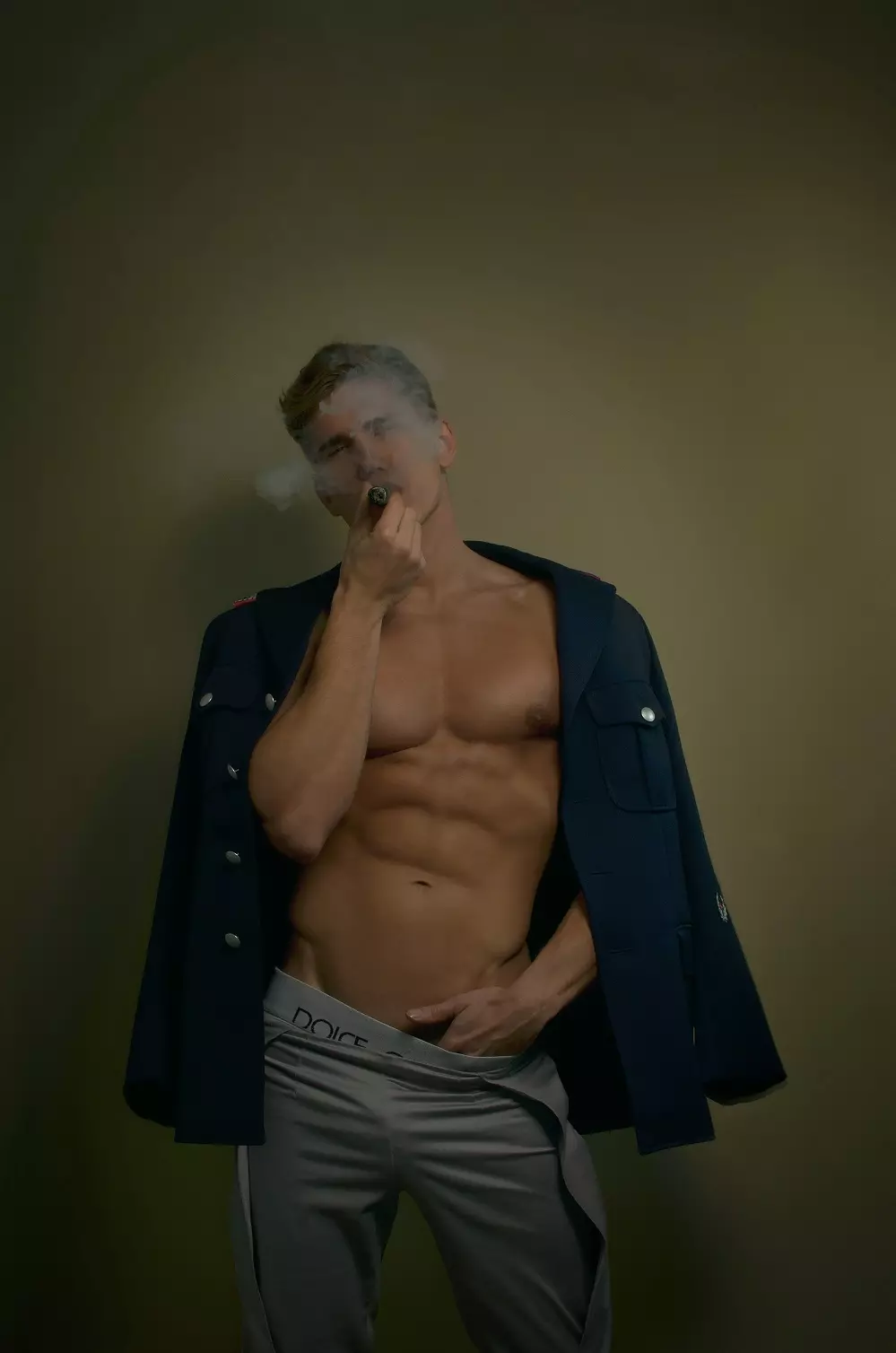 O guapo modelo masculino Dimitrije está posando impecable para o novo número 19 da revista ADON.