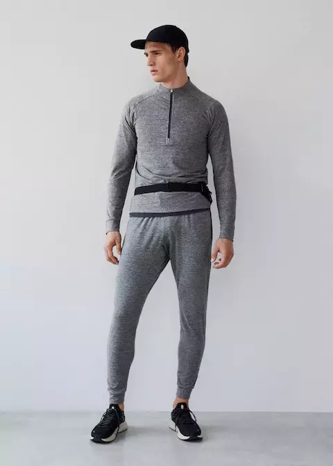 Esclusiva online. Collezione Activewear. Tessuto tecnico. Tessuto elasticizzato traspirante. Collo alto. Chiusura con cerniera al collo. Manica lunga. Dettagli riflettenti.