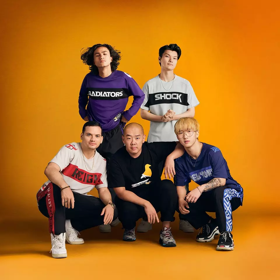 Blizzard's Overwatch League vervolgt zijn Uniqlo-samenwerking met een gezamenlijke collectie die is gedaan in samenwerking met ontwerper en OG streetwear-pionier, Jeff Staple