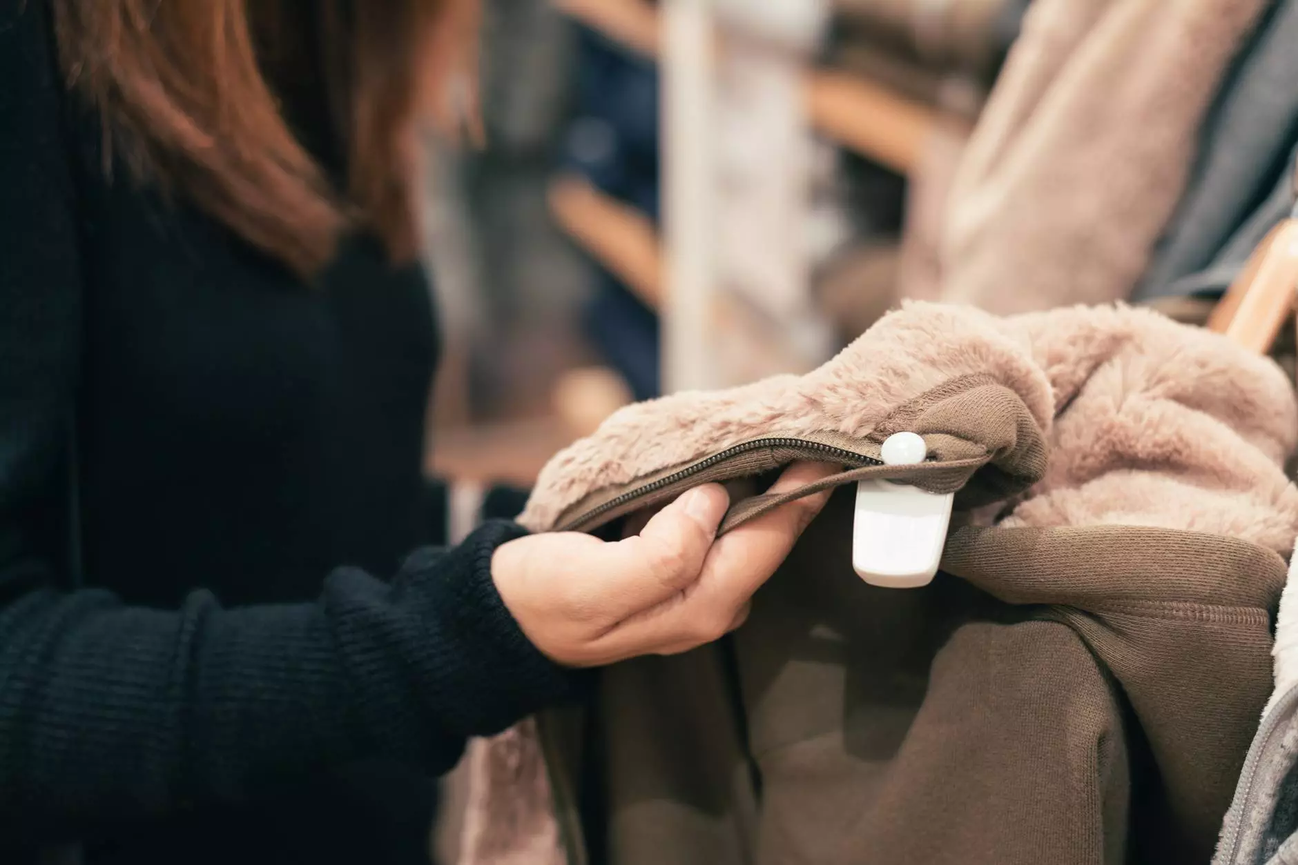 Frau mit schwarzem Pullover mit Fleece-Stoff