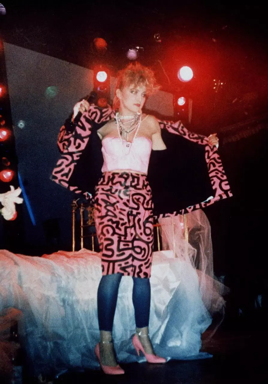 Madonna interpretant "Dress You Up" amb un vestit de Keith Haring a la festa d'aniversari de Haring al Paradise Garage de Nova York el 16 de maig de 1984.