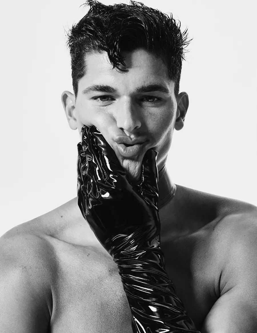 Top Model Trevor Signorino de Brendan Wixted para IRIS Covet Book