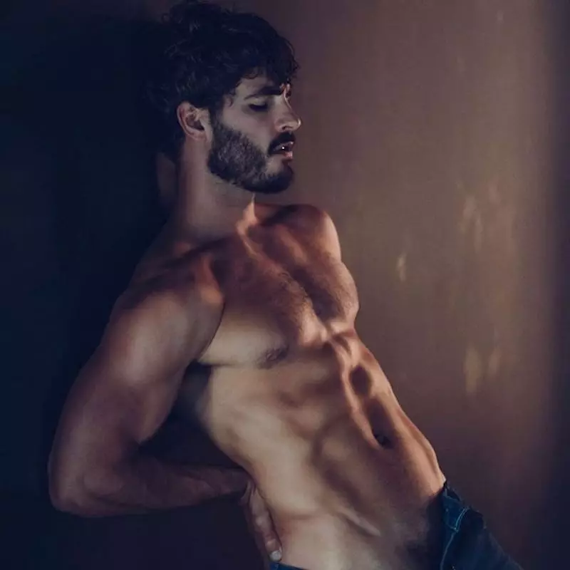 Modelo Andrew Biernat de Dexter Brown