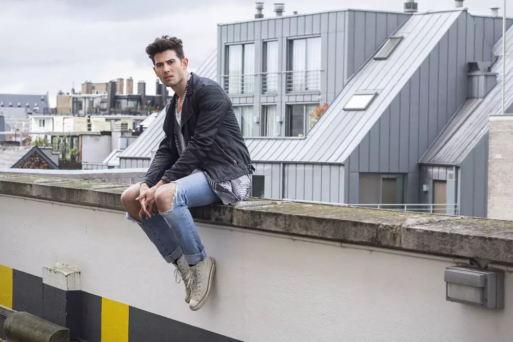 Recebemos o novo trabalho do fotógrafo e cineasta de Berlim Xavier Baeyens apresentando Pascal Brito, metade belga metade dominicano, que já trabalha como modelo profissional há alguns anos. Ele está atualmente baseado em Hong Kong. O estilista da sessão foi Martin Bonke, que dirige um blog de moda masculina de sucesso chamado fckhim.com há pouco mais de um ano.