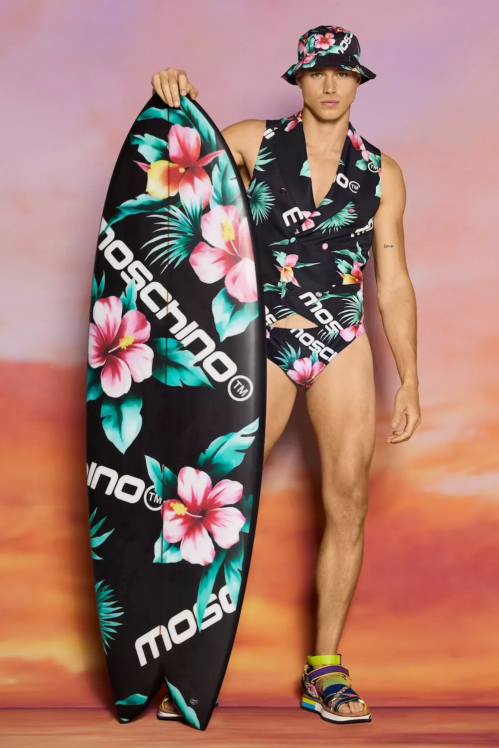 Coleção de roupas masculinas Moschino Resort 2022