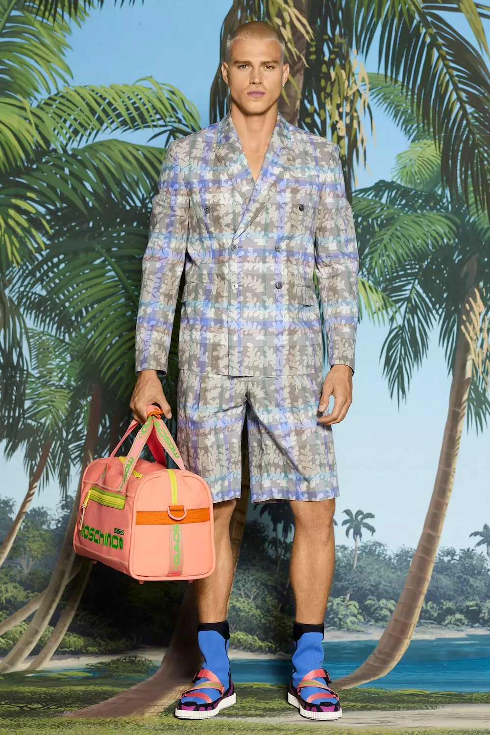 Koleksi Busana Pria Moschino Resort 2022 5688_25