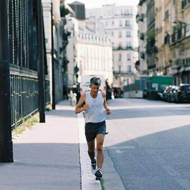 Mae Rhifyn ASICS x Reigning Champ Paris Edition yn gasgliad 8 darn cyfyngedig.