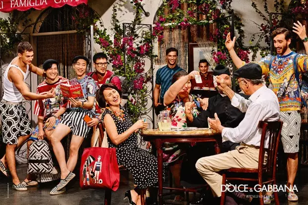 Dolce&Gabbana ਸਮਰ 2016 ਵਿਗਿਆਪਨ ਮੁਹਿੰਮ ਇੱਕ ਸਧਾਰਨ ਕਹਾਣੀ ਦੱਸਦੀ ਹੈ: ਫਲਾਂ ਦੇ ਸਟਾਲ, ਛੋਟੀਆਂ ਦੁਕਾਨਾਂ, ਸਪੈਗੇਟੀ, ਕੌਫੀ, ਪਰਿਵਾਰ, ਧੁੱਪ, ਗਰਮੀਆਂ। ਇੱਕ ਸ਼ਬਦ ਵਿੱਚ, ਇਟਲੀ. ਫੈਸ਼ਨ ਸ਼ੋਅ ਅਤੇ ਇਸ਼ਤਿਹਾਰਬਾਜ਼ੀ ਦੀ ਪ੍ਰੇਰਨਾ ਇਟਲੀ ਵਿਚ ਜ਼ਿੰਦਗੀ ਹੈ, ਮਨਮੋਹਕ, ਸਕਾਰਾਤਮਕ ਜੀਵਨ, ਸੱਚਾਈ ਨਾਲ ਬਣੀ: ਭੋਜਨ, ਇਤਿਹਾਸ, ਪਿਆਰ. #ਇਟਲੀਆਈਸਲੋਵ