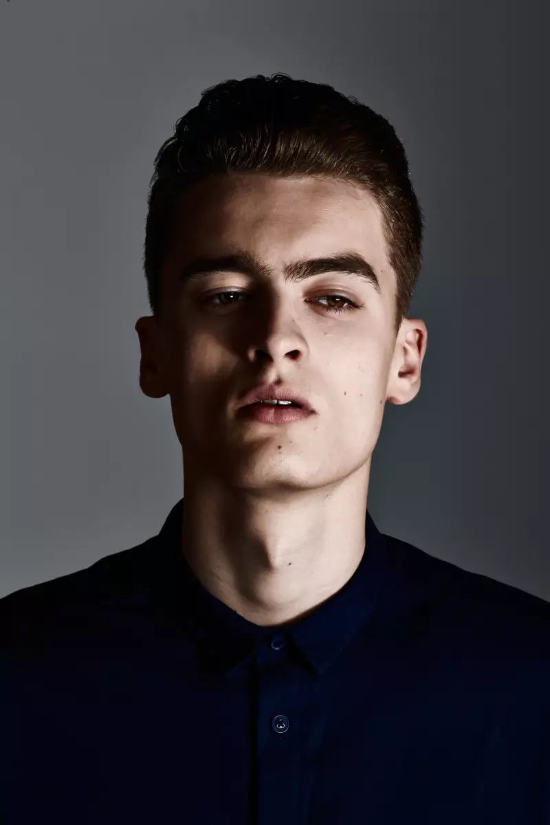 Fresh Face: Davide Elite Model Managementista (Pariisi), Tony Jones Model Management (Amsterdam) ja RICHESMGMT. Valokuvauksen teki Martijn Senders, tyylistä Juan Velazquez Caceres ja trimmauksen Chris Volkers. Davidella on yllään Boss, Hope, Paul Smith, Notch, Stieglitz ja Avelon muutamia merkkejä mainitakseni.