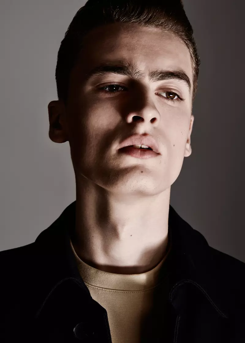 Wajah Segar: Davide dari Elite Model Management (Paris), Tony Jones Model Management (Amsterdam) dan RICHESGMT. Fotografi dilakukan oleh Martijn Senders, ditata oleh Juan Velazquez Caceres dan dandan oleh Chris Volkers. Davide memakai Boss, Hope, Paul Smith, Notch, Stieglitz dan Avelon untuk menyebutkan beberapa merek.