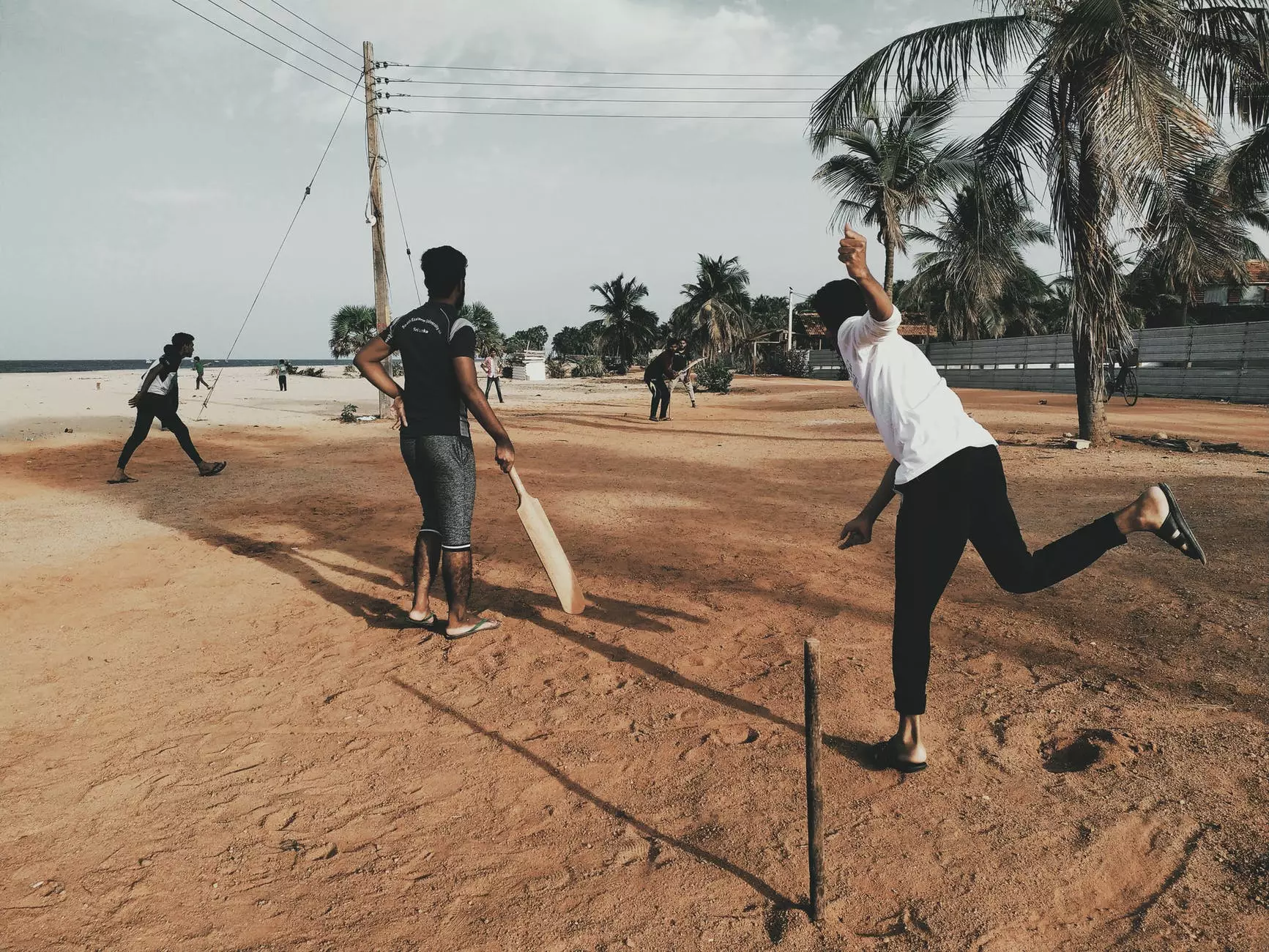 បុរសលេងកីឡា cricket នៅឆ្នេរសមុទ្រ រូបថតដោយ MAM Ashfaq នៅលើ Pexels.com