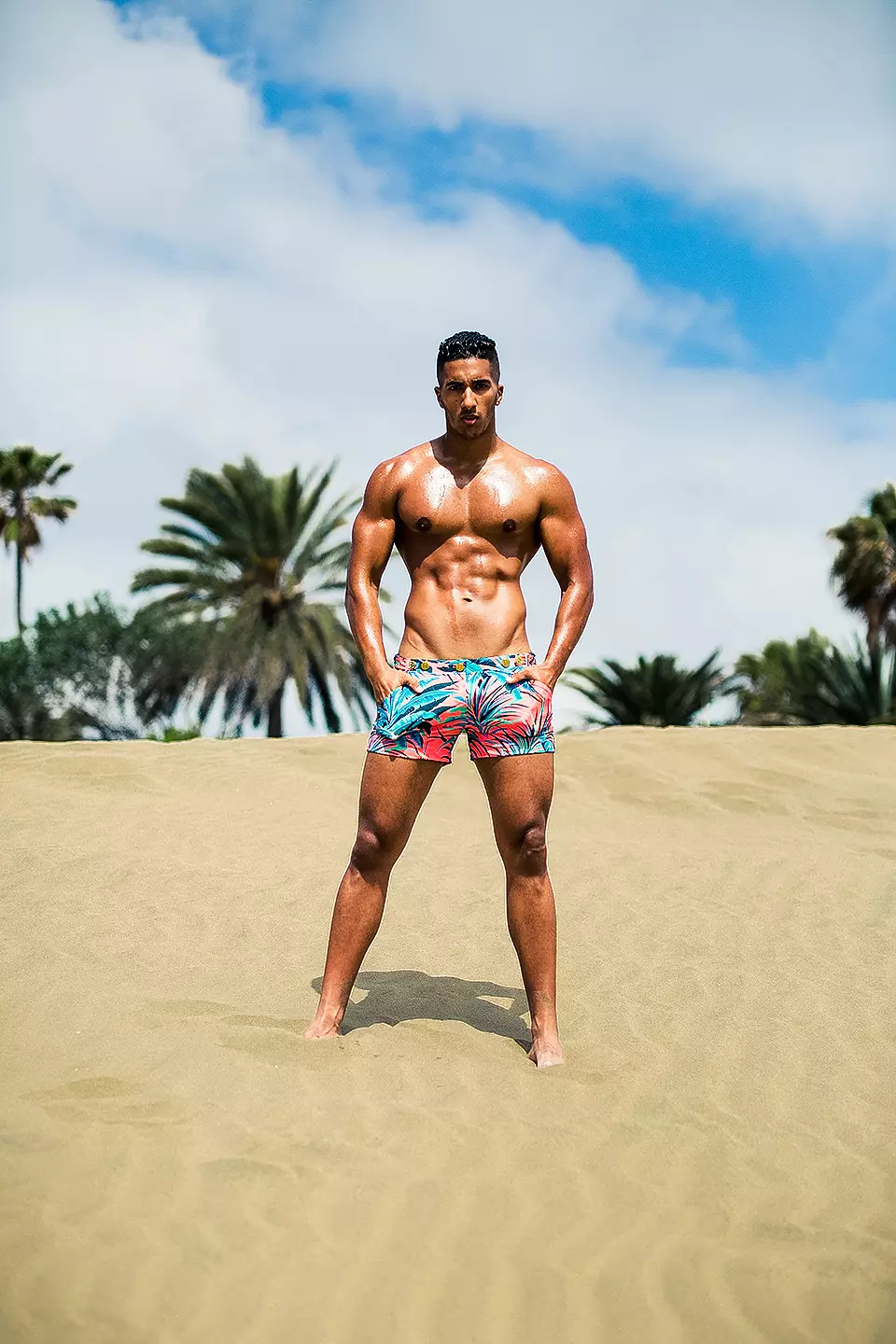 Toogasho ka dhacday Maspalomas Dunes, Spain. Sawir qaade Adrián C. Martín iyo model Karim Gasmi oo la sawiran sumadda caanka ah ee Maraykanka Charlie ee Matthew Zink.