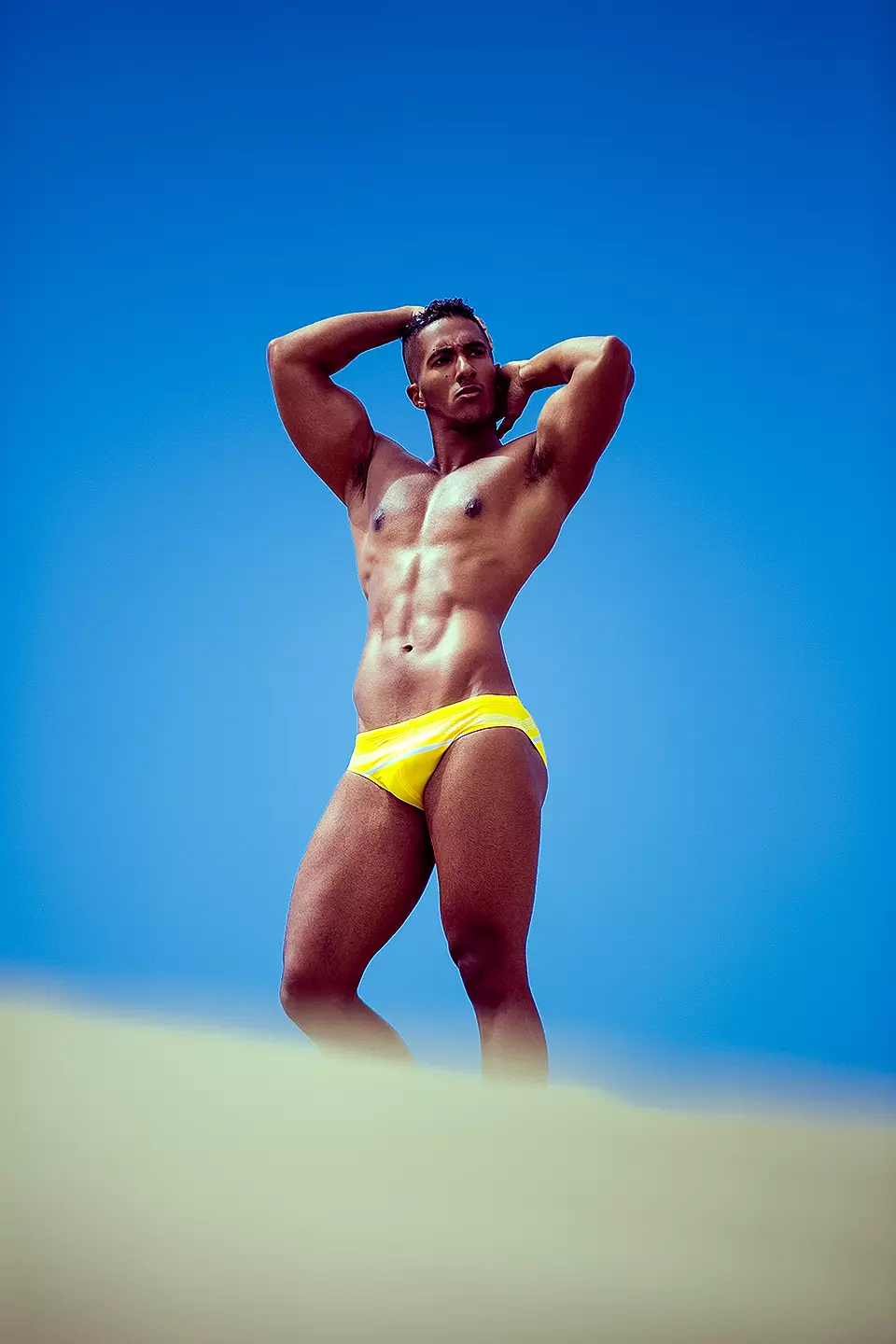 Rodatge a les Dunes de Maspalomas, Espanya. El fotògraf Adrián C. Martín i el model Karim Gasmi posant amb el famós segell nord-americà Charlie de Matthew Zink.