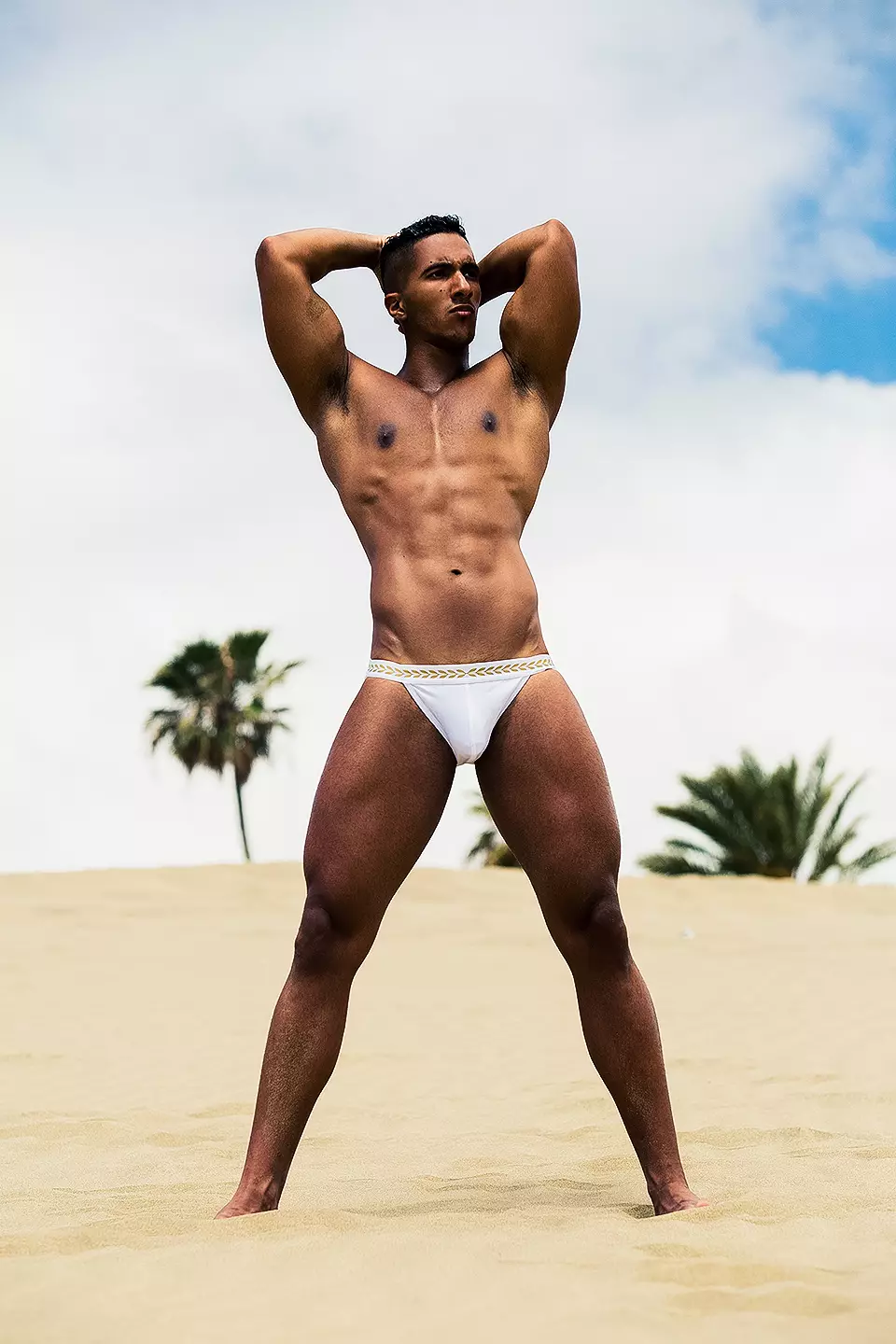 Rodatge a les Dunes de Maspalomas, Espanya. El fotògraf Adrián C. Martín i el model Karim Gasmi posant amb el famós segell nord-americà Charlie de Matthew Zink.