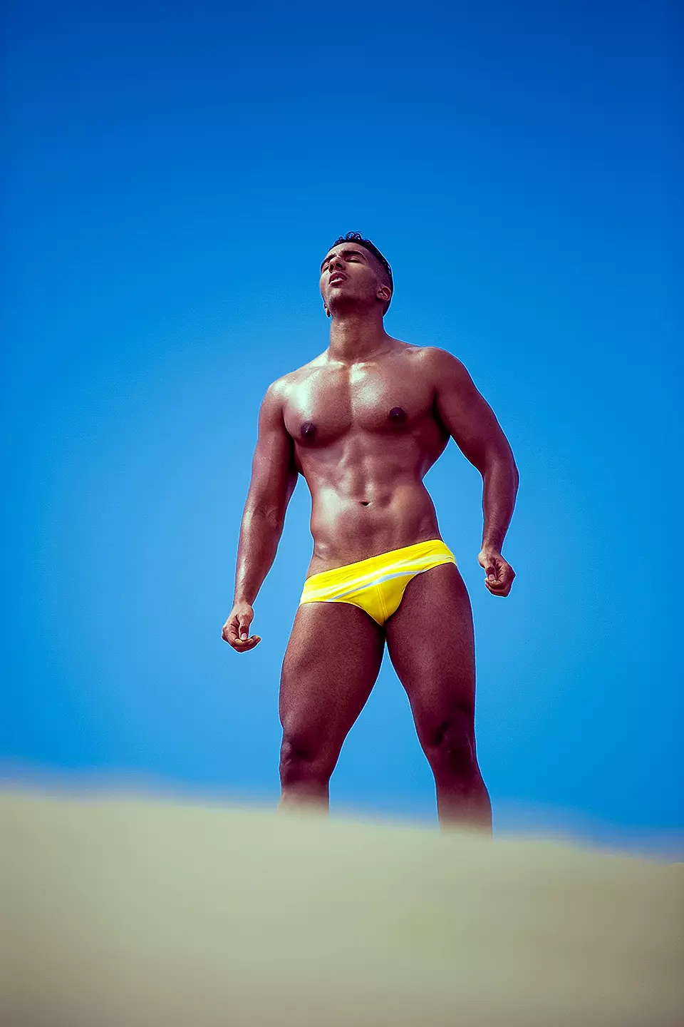 Penembakan di Maspalomas Dunes, Spanyol. Fotografer Adrián C. Martín dan model Karim Gasmi berpose dengan label terkenal Amerika Charlie oleh Matthew Zink.