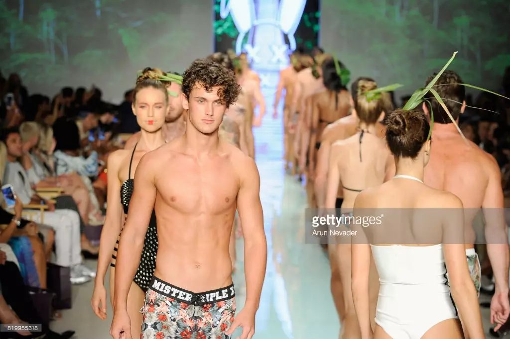 Malli kävelee kiitoradalla Mister Triple X:n aikana Miami Swim Week Art Hearts Fashion -tapahtumassa FUNKSHION-teltassa 20. heinäkuuta 2017 Miamissa, Floridassa.