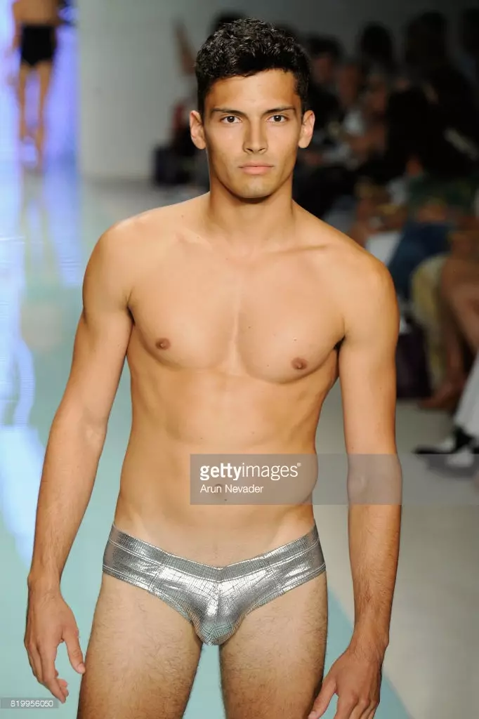 Modelo bat pistatik ibiltzen da Mister Triple X-n Miami Swim Week Art Hearts Fashion-en FUNKSHION Tent-en 2017ko uztailaren 20an Miamin, Floridan.