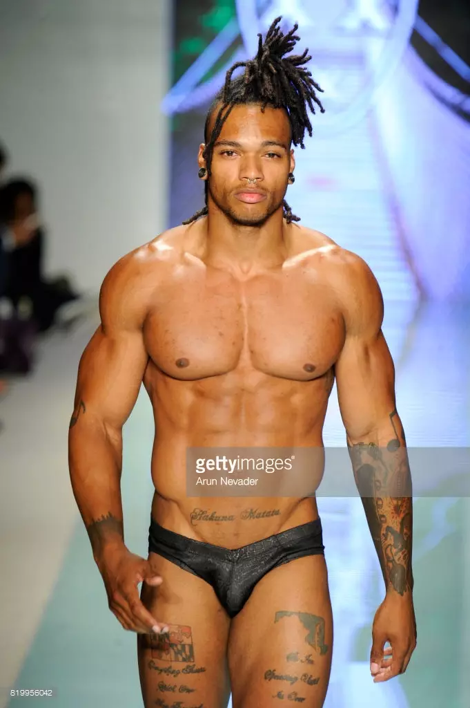 Ein Model läuft während Mister Triple X bei der Miami Swim Week Art Hearts Fashion im FUNKSHION Tent am 20. Juli 2017 in Miami, Florida, über den Laufsteg.