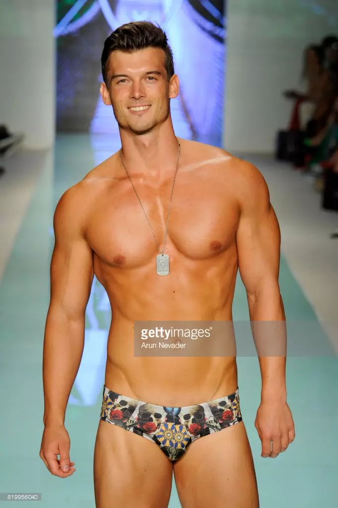 Modelo bat pistatik ibiltzen da Mister Triple X-n Miami Swim Week Art Hearts Fashion-en FUNKSHION Tent-en 2017ko uztailaren 20an Miamin, Floridan.