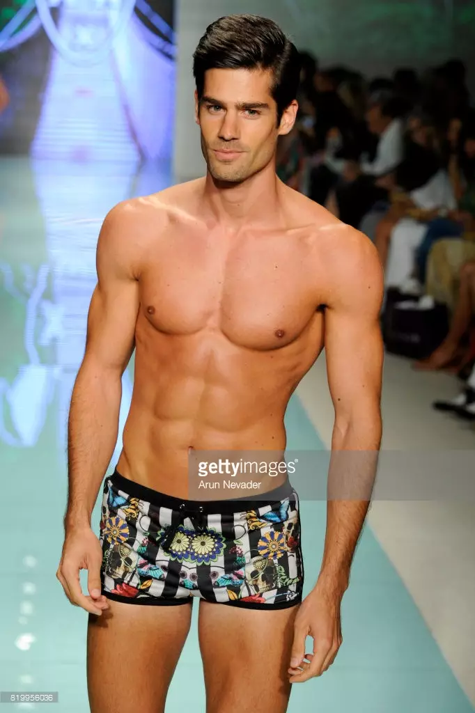 Ein Model läuft während Mister Triple X bei der Miami Swim Week Art Hearts Fashion im FUNKSHION Tent am 20. Juli 2017 in Miami, Florida, über den Laufsteg.