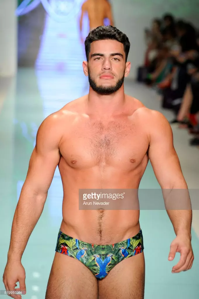 Modelka kráča po dráhe počas Mister Triple X na Miami Swim Week Art Hearts Fashion v stane FUNKSHION 20. júla 2017 v Miami na Floride.