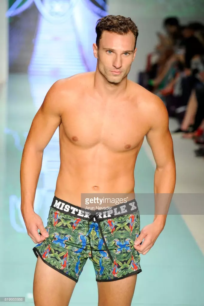 Hiji modél leumpang di landasan nalika Mister Triple X di Miami Swim Week Art Hearts Fashion di FUNKSHION Tenda dina 20 Juli 2017 di Miami, Florida.