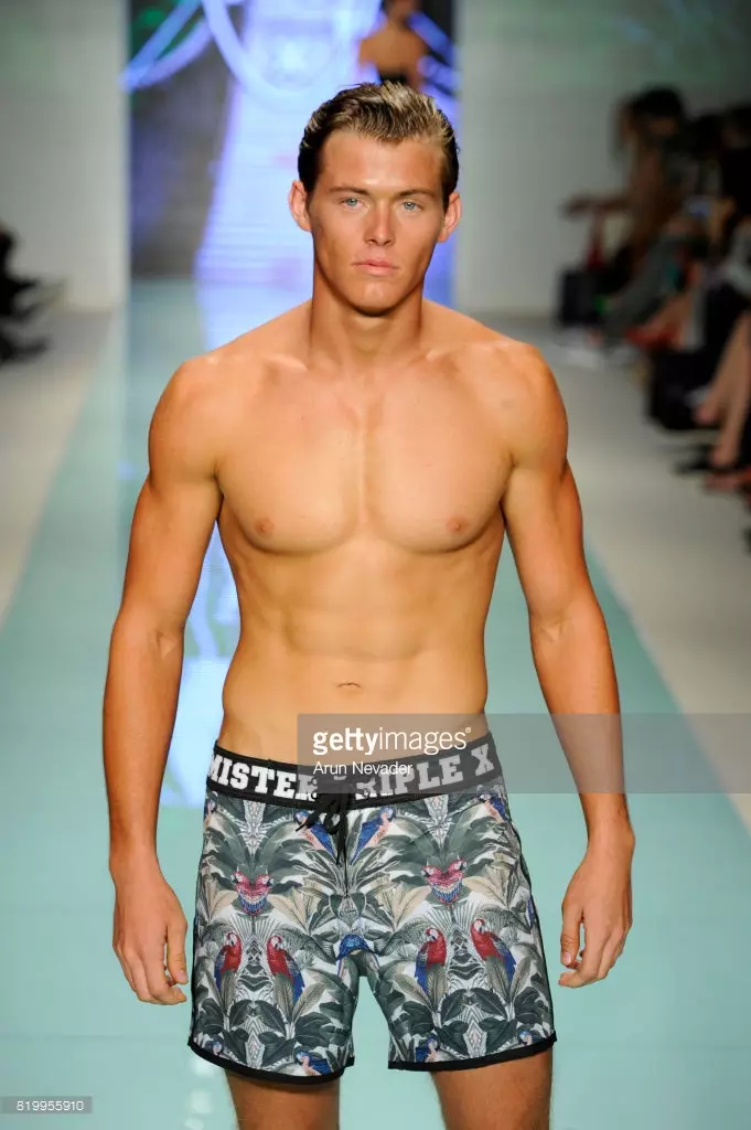 E Modell trëppelt d'Piste wärend Mister Triple X bei der Miami Swim Week Art Hearts Fashion am FUNKSHION Zelt den 20. Juli 2017 zu Miami, Florida.