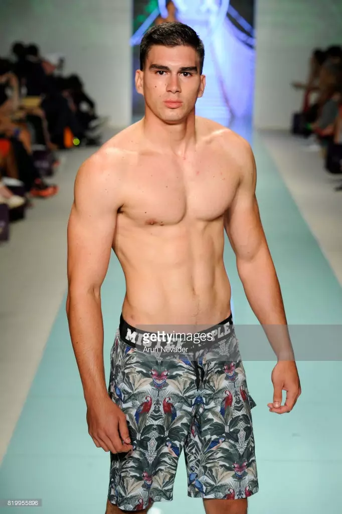 Un modelo percorre a pasarela durante Mister Triple X na Miami Swim Week Art Hearts Fashion en FUNKSHION Tent o 20 de xullo de 2017 en Miami, Florida.