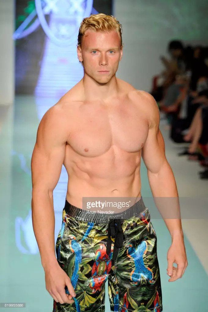 Malli kävelee kiitoradalla Mister Triple X:n aikana Miami Swim Week Art Hearts Fashion -tapahtumassa FUNKSHION-teltassa 20. heinäkuuta 2017 Miamissa, Floridassa.