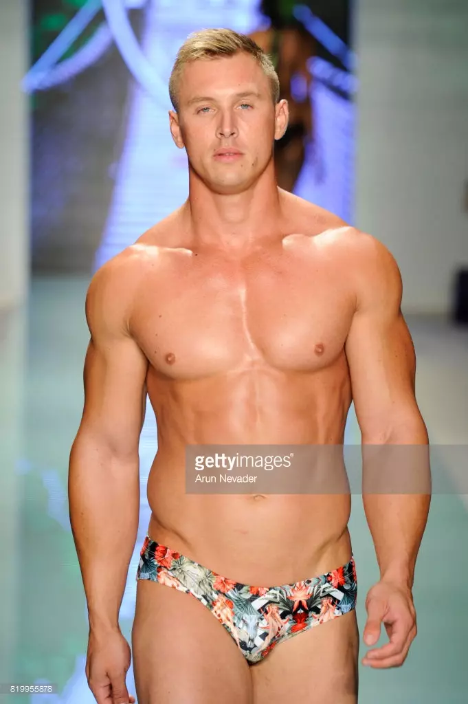 Ein Model läuft während Mister Triple X bei der Miami Swim Week Art Hearts Fashion im FUNKSHION Tent am 20. Juli 2017 in Miami, Florida, über den Laufsteg.