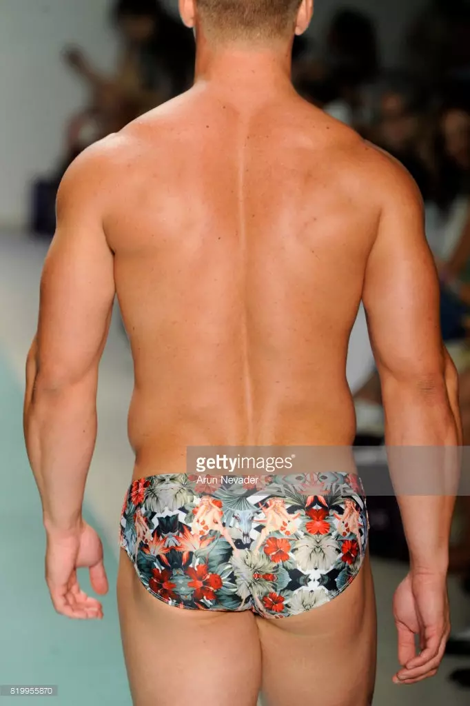 Un modello cammina sulla pista durante Mister Triple X alla Miami Swim Week Art Hearts Fashion alla tenda FUNKSHION il 20 luglio 2017 a Miami, Florida.