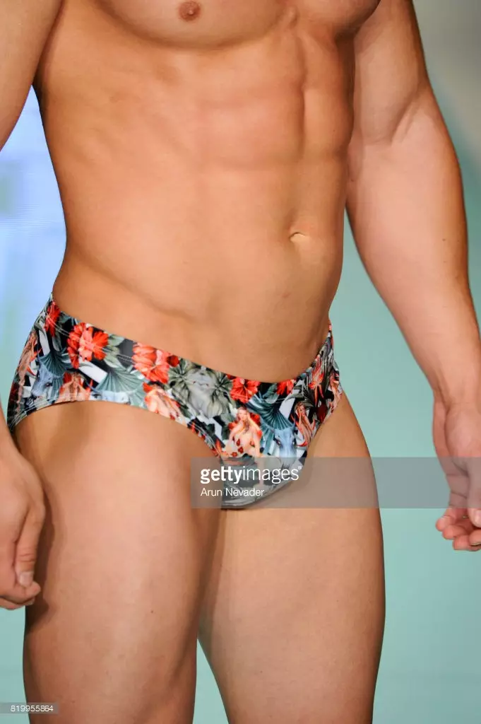 Hiji modél leumpang di landasan nalika Mister Triple X di Miami Swim Week Art Hearts Fashion di FUNKSHION Tenda dina 20 Juli 2017 di Miami, Florida.