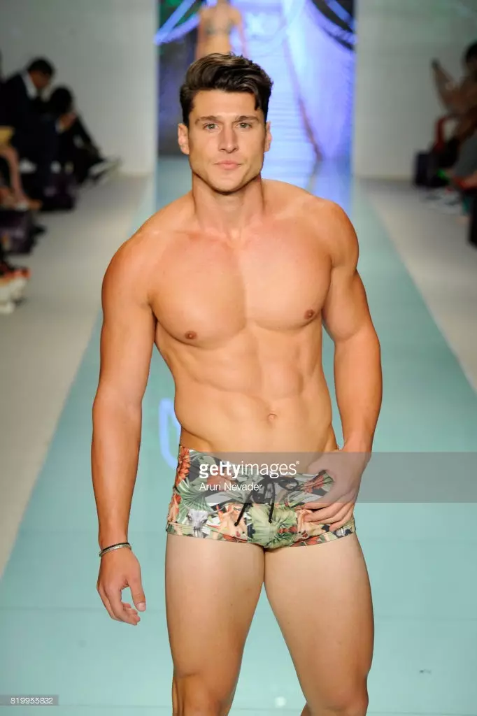 Ein Model läuft während Mister Triple X bei der Miami Swim Week Art Hearts Fashion im FUNKSHION Tent am 20. Juli 2017 in Miami, Florida, über den Laufsteg.