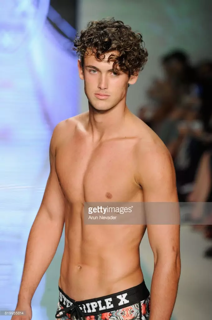 Hiji modél leumpang di landasan nalika Mister Triple X di Miami Swim Week Art Hearts Fashion di FUNKSHION Tenda dina 20 Juli 2017 di Miami, Florida.