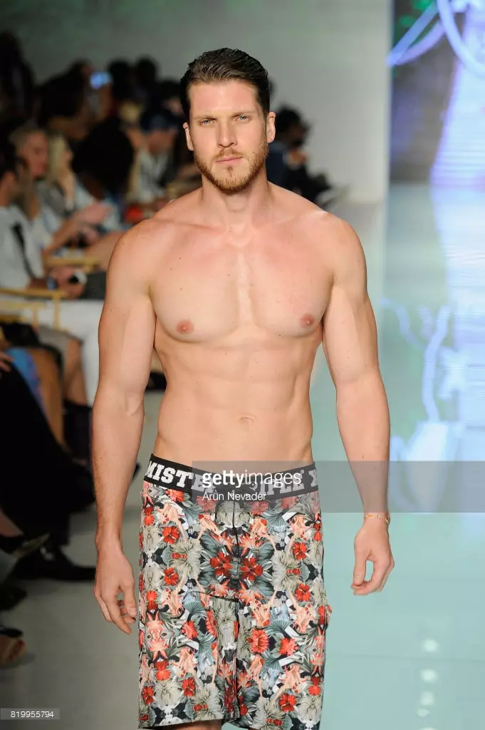 Hiji modél leumpang di landasan nalika Mister Triple X di Miami Swim Week Art Hearts Fashion di FUNKSHION Tenda dina 20 Juli 2017 di Miami, Florida.