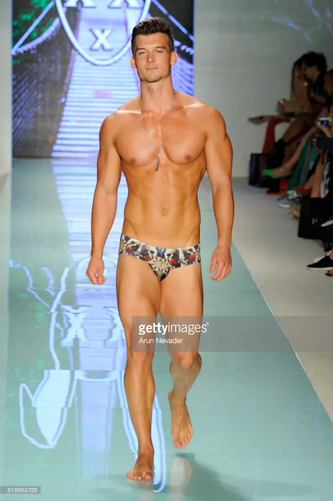 O se fa'ata'ita'iga o lo'o savali i luga o le alavai i le taimi o Mister Triple X i Miami Swim Week Art Hearts Fashion i le Faleie FUNKSHION i le aso 20 o Iulai, 2017 i Miami, Florida.