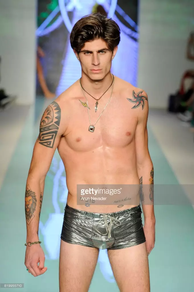 Мадэль ідзе па ўзлётна-пасадачнай паласе падчас Mister Triple X на Miami Swim Week Art Hearts Fashion у FUNKSHION Tent 20 ліпеня 2017 года ў Маямі, штат Фларыда.