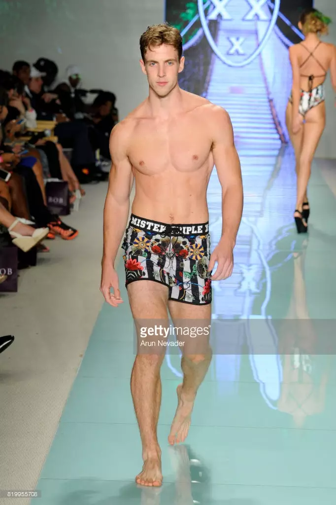 Malli kävelee kiitoradalla Mister Triple X:n aikana Miami Swim Week Art Hearts Fashion -tapahtumassa FUNKSHION-teltassa 20. heinäkuuta 2017 Miamissa, Floridassa.