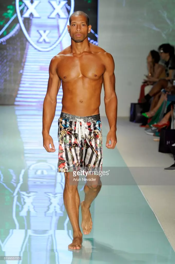 Un mannequin défile lors de Mister Triple X à la Miami Swim Week Art Hearts Fashion à la tente FUNKSHION le 20 juillet 2017 à Miami, en Floride.