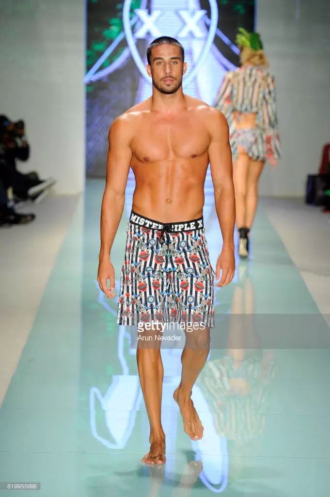 Un modello cammina sulla pista durante Mister Triple X alla Miami Swim Week Art Hearts Fashion alla tenda FUNKSHION il 20 luglio 2017 a Miami, Florida.