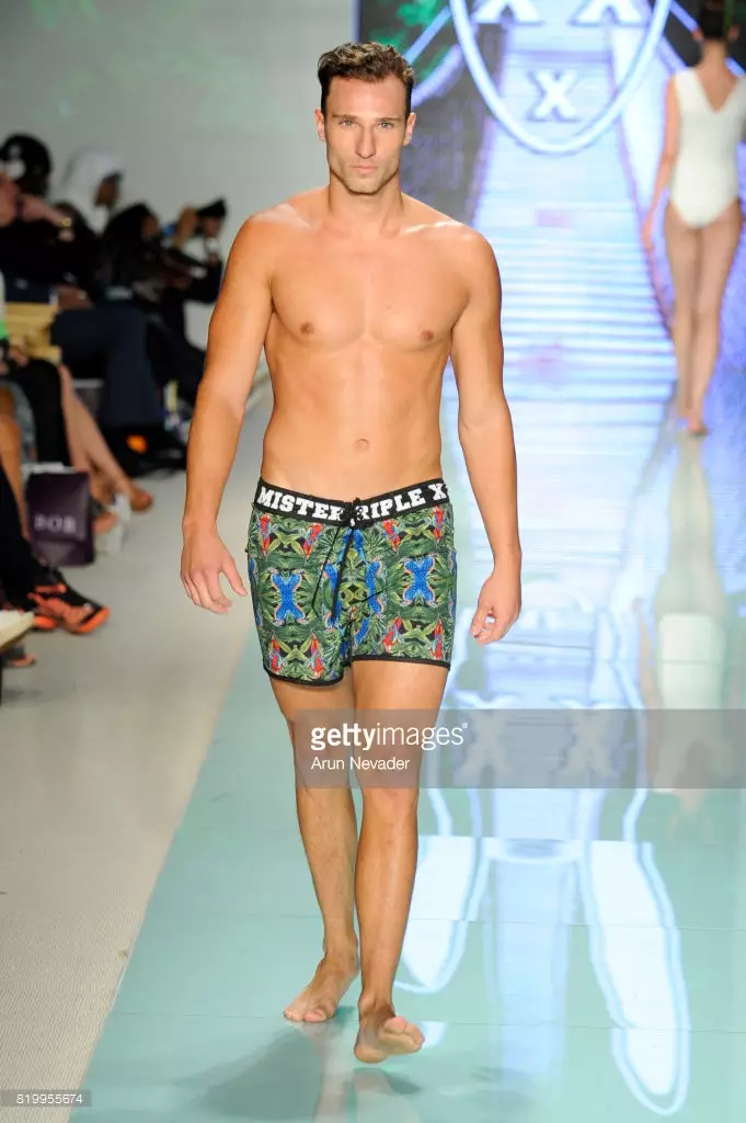 Modelo bat pistatik ibiltzen da Mister Triple X-n Miami Swim Week Art Hearts Fashion-en FUNKSHION Tent-en 2017ko uztailaren 20an Miamin, Floridan.