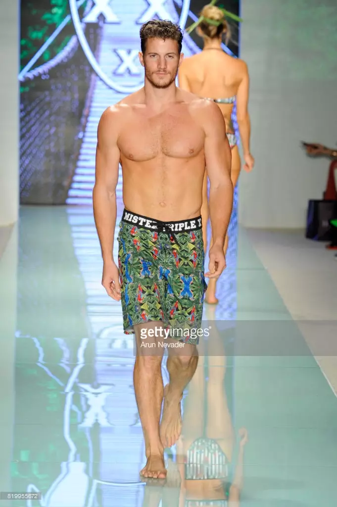 Malli kävelee kiitoradalla Mister Triple X:n aikana Miami Swim Week Art Hearts Fashion -tapahtumassa FUNKSHION-teltassa 20. heinäkuuta 2017 Miamissa, Floridassa.