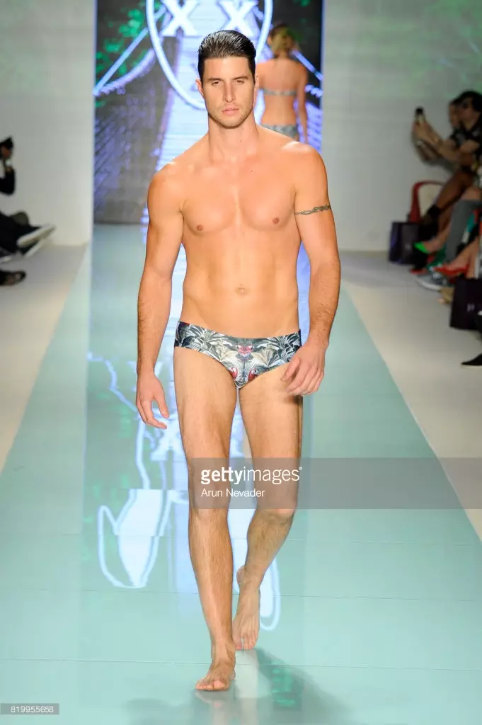 Un modelo percorre a pasarela durante Mister Triple X na Miami Swim Week Art Hearts Fashion en FUNKSHION Tent o 20 de xullo de 2017 en Miami, Florida.