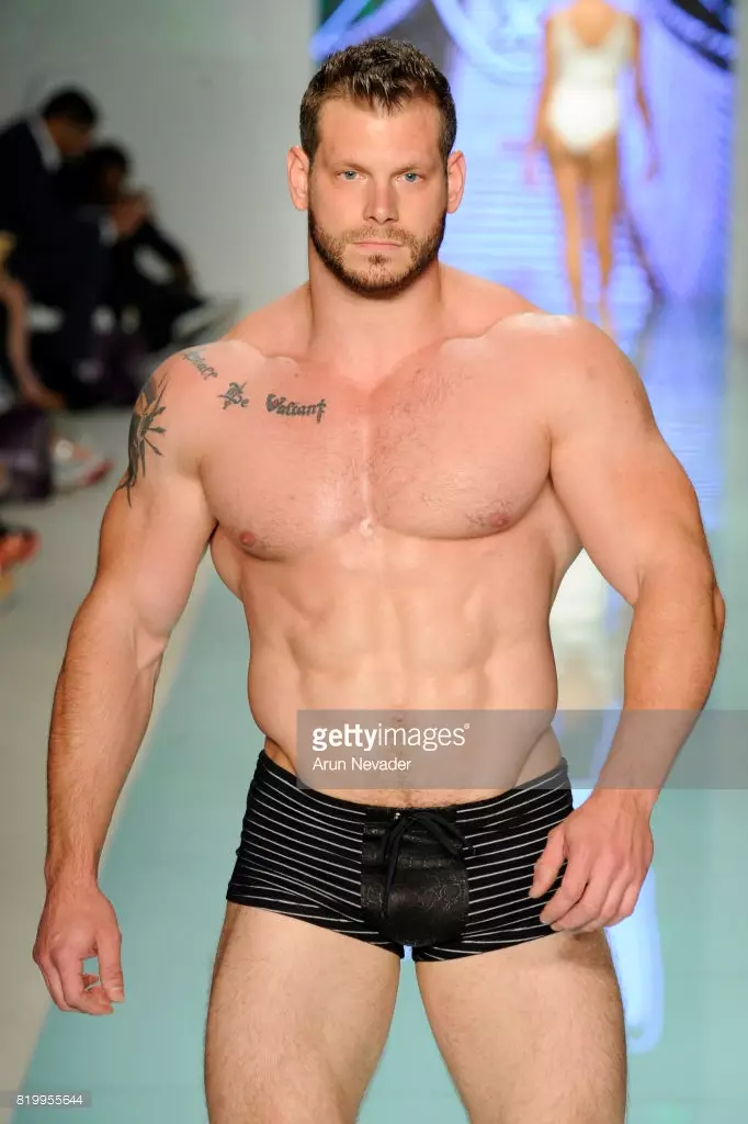 Manekenka hoda pistom tijekom Mister Triple X na Miami Swim Weeku Art Hearts Fashion u FUNKSHION Tentu 20. srpnja 2017. u Miamiju, Florida.