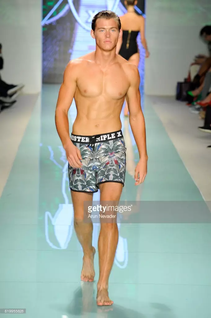 Malli kävelee kiitoradalla Mister Triple X:n aikana Miami Swim Week Art Hearts Fashion -tapahtumassa FUNKSHION-teltassa 20. heinäkuuta 2017 Miamissa, Floridassa.