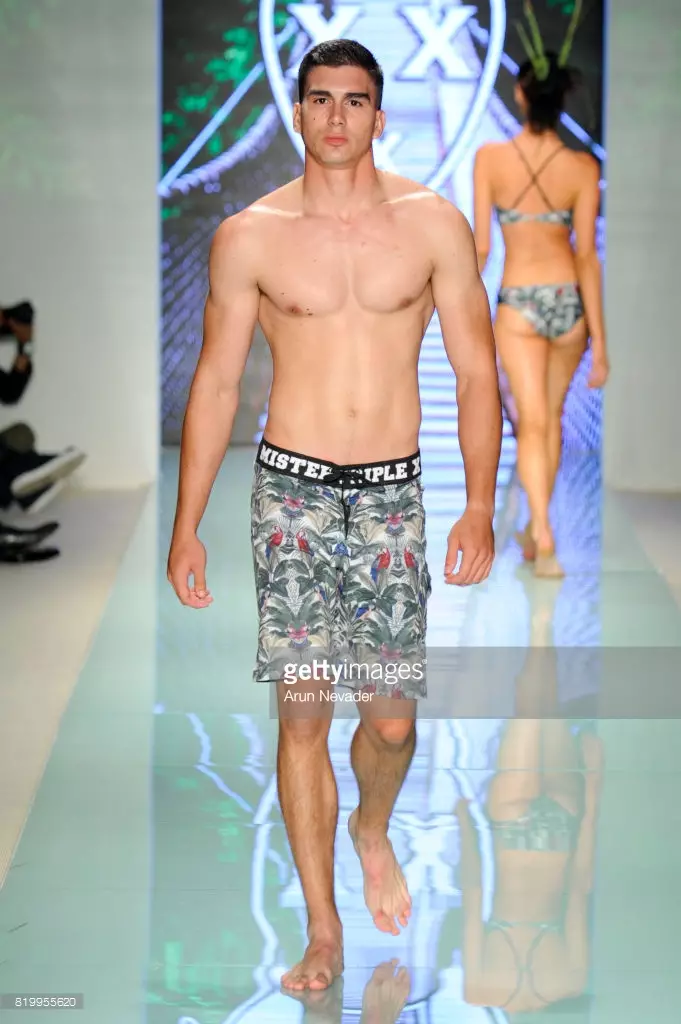 Мадэль ідзе па ўзлётна-пасадачнай паласе падчас Mister Triple X на Miami Swim Week Art Hearts Fashion у FUNKSHION Tent 20 ліпеня 2017 года ў Маямі, штат Фларыда.