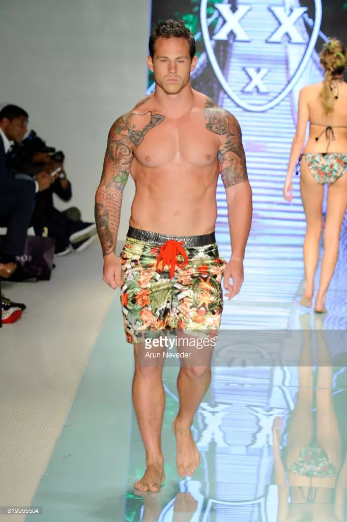 Un modelo percorre a pasarela durante Mister Triple X na Miami Swim Week Art Hearts Fashion en FUNKSHION Tent o 20 de xullo de 2017 en Miami, Florida.