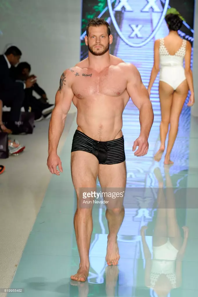 Fyrirsæta gengur um flugbrautina á Mister Triple X á Miami Swim Week Art Hearts Fashion í FUNKSHION Tent 20. júlí 2017 í Miami, Flórída.